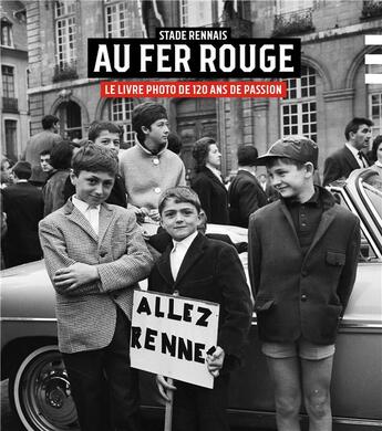 Couverture du livre « Stade Rennais, au fer rouge : le livre photo de 120 ans de passion » de Benjamin Keltz et Marc Brassart aux éditions Les Editions Du Coin De La Rue