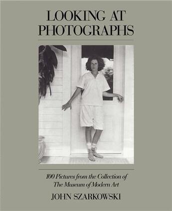 Couverture du livre « Looking at photographs » de John Szarkowski aux éditions Moma