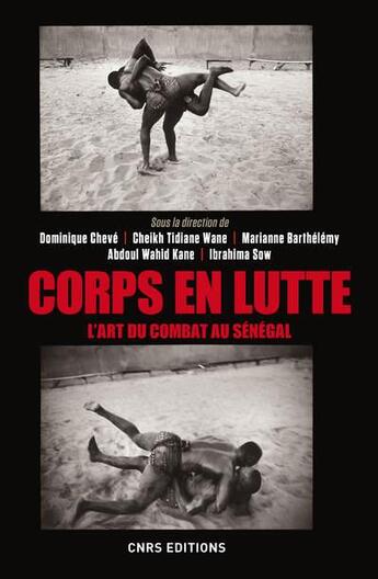 Couverture du livre « Corps en lutte ; l'art du combat au Sénégal » de Dominique Cheve aux éditions Cnrs