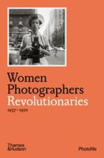 Couverture du livre « Women photographers: revolutionaries (photofile) » de Bouveresse Clara aux éditions Thames & Hudson