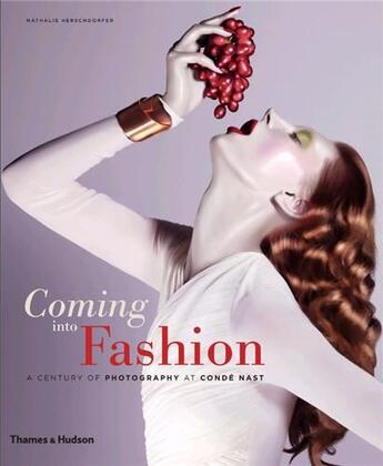 Couverture du livre « Coming into fashion - a century of photography at conde nast » de Herschdorfer Nathali aux éditions Thames & Hudson