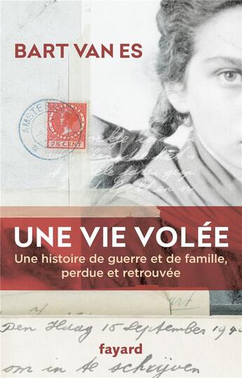 Couverture du livre « Une vie volée ; une histoire de guerre et de famille, perdue et retrouvée » de Bart Van Es aux éditions Fayard