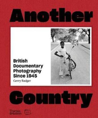 Couverture du livre « Another country: british documentary photography since 1945 /anglais » de Gerry Badger aux éditions Thames & Hudson