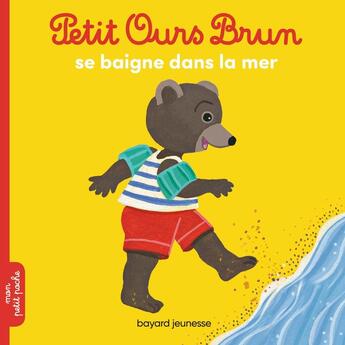 Couverture du livre « Petit Ours Brun se baigne dans la mer » de Daniele Bour aux éditions Bayard Jeunesse