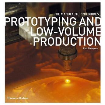 Couverture du livre « Prototyping and low-volume production » de Thompson aux éditions Thames & Hudson