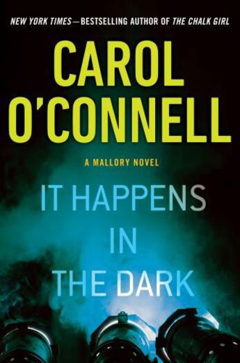 Couverture du livre « It Happens in the Dark » de Carol O'Connell aux éditions Penguin Group Us