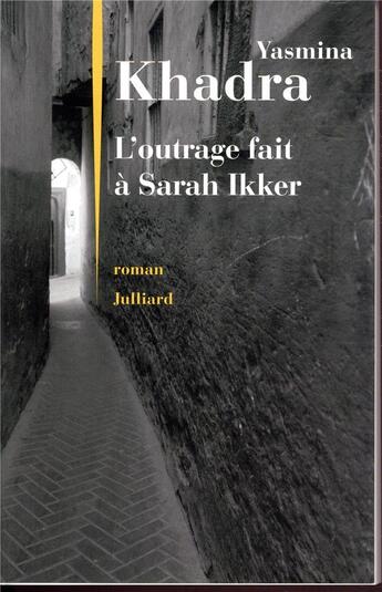 Couverture du livre « L'outrage fait à Sarah Ikker » de Yasmina Khadra aux éditions Julliard