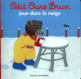 Couverture du livre « Petit Ours Brun joue dans la neige » de Daniele Bour aux éditions Bayard Jeunesse