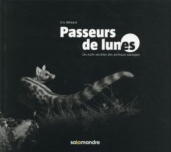 Couverture du livre « Passeurs de lunes ; les nuits secrètes des animaux sauvages » de Eric Medard aux éditions Editions De La Salamandre