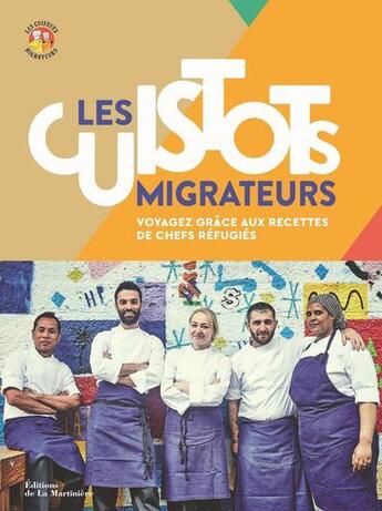 Couverture du livre « Les cuistots migrateurs ; voyagez grâce aux recettes de chefs réfugiés » de Guillaume Czerw et Etiennette Savart aux éditions La Martiniere