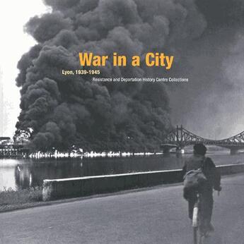 Couverture du livre « War in a city ; Lyon, 1939-1945 » de  aux éditions Fage