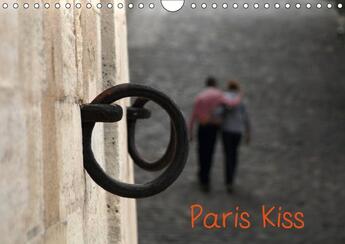 Couverture du livre « Paris kiss calendrier mural 2018 din a4 horizontal - photos de paris avec ses amour » de Mp C aux éditions Calvendo