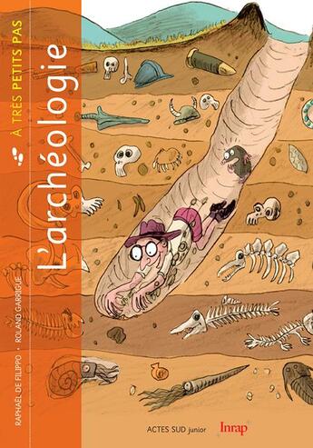 Couverture du livre « A TRES PETITS PAS ; l'archéologie à très petits pas » de Roland Garrigue et Raphael De Filippo aux éditions Actes Sud Junior