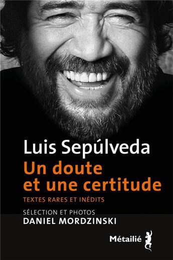 Couverture du livre « Un doute et une certitude. textes rares et inédits » de Luis Sepulveda et Daniel Mordzinski aux éditions Metailie