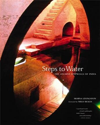 Couverture du livre « Steps to water - the ancient stepwells of india » de Livingston Morna aux éditions Princeton Architectural