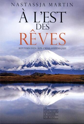 Couverture du livre « À l'est des rêves : réponses Even aux crises systémiques » de Nastassja Martin aux éditions Empecheurs De Penser En Rond