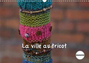 Couverture du livre « La ville au tricot (Calendrier mural 2020 DIN A3 horizontal) ; Des villes encore plus décorées ! (Calendrier anniversaire, 14 Pages ) » de Martina Busch aux éditions Calvendo