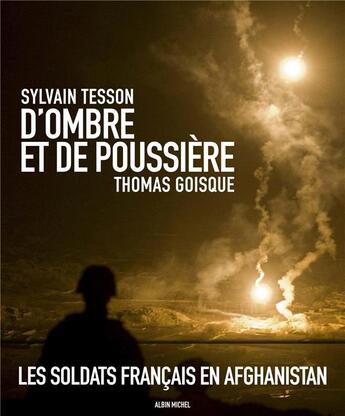 Couverture du livre « D'ombre et de poussière ; les soldats français en Afghanistan » de Sylvain Tesson et Thomas Goisque aux éditions Albin Michel