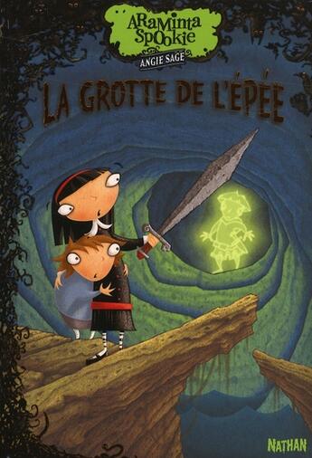 Couverture du livre « Araminta Spookie t.2 ; la grotte de l'épée » de Angie Sage aux éditions Nathan