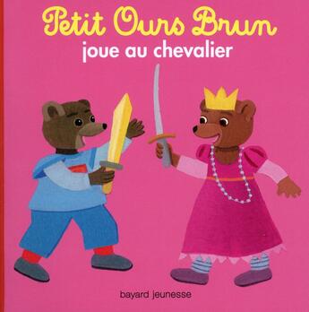 Couverture du livre « Petit ours brun joue au chevalier » de Aubinais/Bour aux éditions Bayard Jeunesse