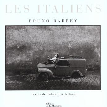 Couverture du livre « Les italiens » de Tahar Ben Jelloun et Bruno Barbey aux éditions La Martiniere