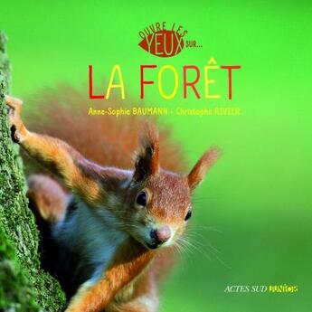 Couverture du livre « Ouvre les yeux sur ... la forêt » de Anne-Sophie Baumann aux éditions Actes Sud Junior