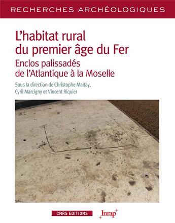 Couverture du livre « L'habitat rural du premier âge du fer : enclos palissadés de l'Atlantique à la Moselle » de Christophe Maitay et Vincent Riquier aux éditions Cnrs