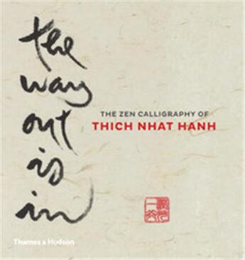 Couverture du livre « The way out is in - the zen calligraphy of thich nhat hanh » de Nhat Hanh aux éditions Thames & Hudson