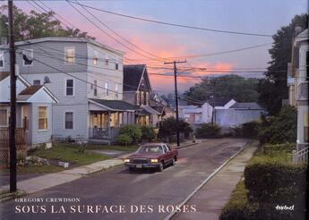 Couverture du livre « Sous la surface des roses » de Gregory Crewdson aux éditions Textuel