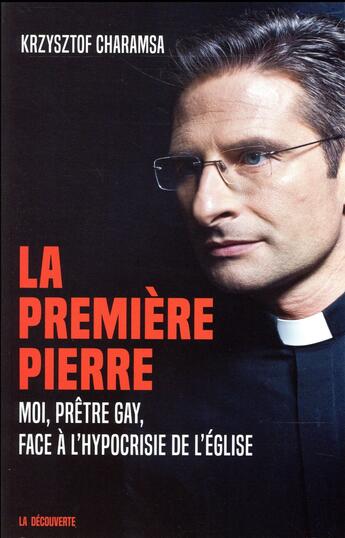 Couverture du livre « La première pierre ; moi, prêtre gay, face à l'hypocrisie de l'église » de Krysztof Charamsa aux éditions La Decouverte