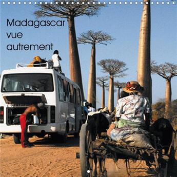 Couverture du livre « Madagascar vue autrement calendrier mural 2020 300 300 mm square - entre sourires et paysages mad (édition 2020) » de Le Gac Wakan aux éditions Calvendo