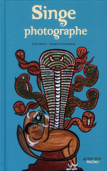 Couverture du livre « Singe photographe » de Gita Wolf et Swarna Chitrakar aux éditions Actes Sud Jeunesse