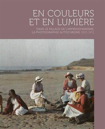 Couverture du livre « En couleurs et en lumière ; dans le sillage de l'impressionnisme ; la photograpgie autochrome 1903-1931 » de  aux éditions Skira Paris