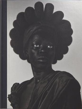 Couverture du livre « Somnyama ngonyama, salut à toi, lionne noire ! » de Zanele Muholi aux éditions Delpire