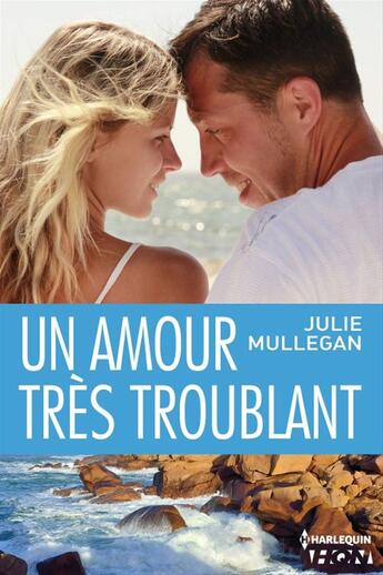 Couverture du livre « Un amour très troublant » de Julie Mullegan aux éditions Hqn