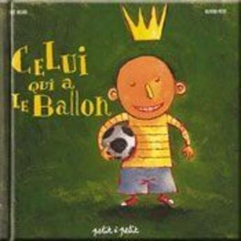 Couverture du livre « Celui qui a le ballon » de  aux éditions Petit A Petit