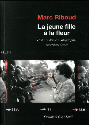 Couverture du livre « La jeune fille à la fleur ; histoire d'une photographie » de Philippe Seclier et Marc Riboud aux éditions Seuil