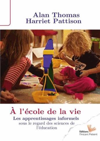 Couverture du livre « À l'école de la vie ; les apprentissages informels sous le regard des sciences de l'éducation » de Alan Thomas aux éditions Instant Present