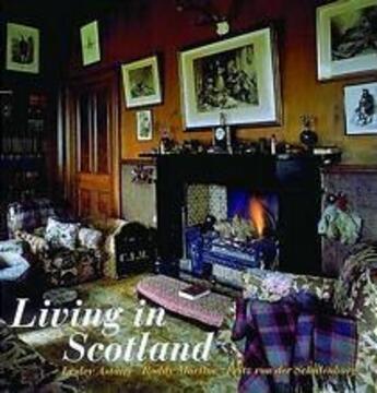 Couverture du livre « Living in scotland (paperback) » de Astaire Lesley & Mar aux éditions Thames & Hudson