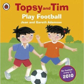 Couverture du livre « Topsy and Tim ; play football » de Jean And Ga Adamson aux éditions Ladybird