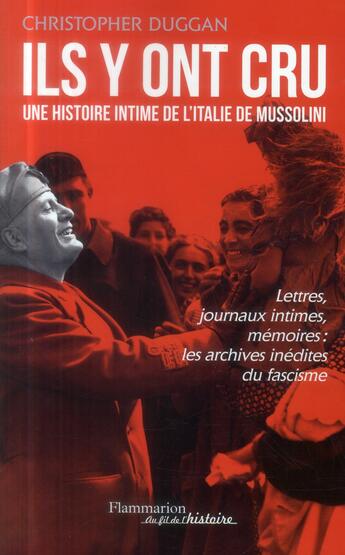 Couverture du livre « Ils y ont cru ; une histoire intime de l'Italie de Mussolini » de Christopher Duggan aux éditions Flammarion