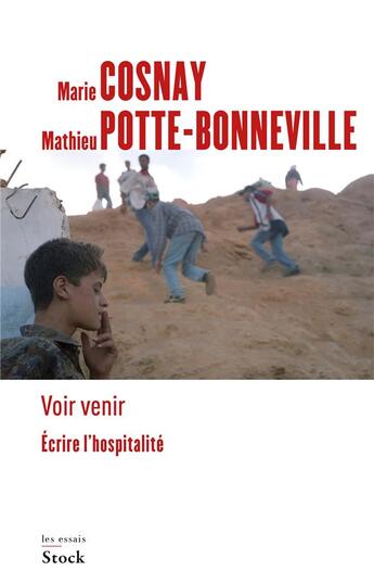 Couverture du livre « Voir venir : Écrire l'hospitalité » de Marie Cosnay et Mathieu Potte-Bonneville aux éditions Stock