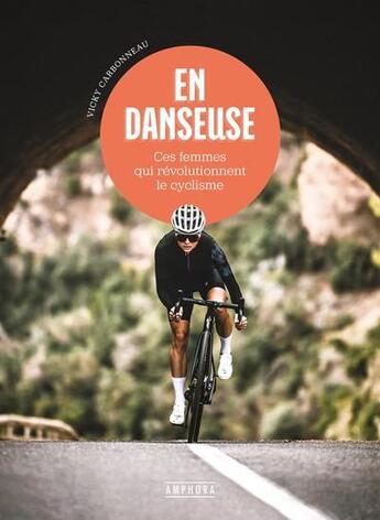 Couverture du livre « En danseuse : ces femmes qui révolutionnent le cyclisme » de Vicky Carbonneau aux éditions Amphora