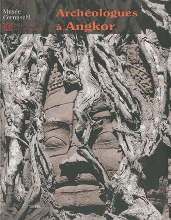 Couverture du livre « Archéologues à Angkor ; photographies de l'école française d'Extrême Orient » de  aux éditions Paris-musees