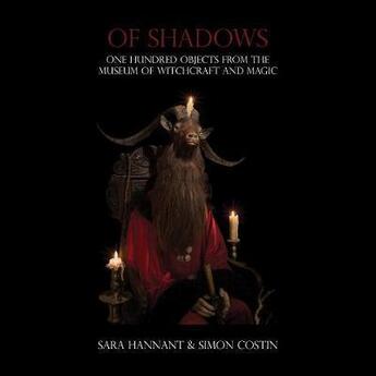 Couverture du livre « Of shadows : one hundred objects from the museum of witchcraft and magic » de Hannant Sara aux éditions Strange Attract