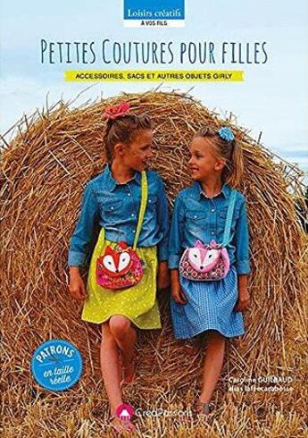 Couverture du livre « Petites coutures pour filles ; accessoires, sacs et autres objets girly ; patrons en taille réelle » de Caroline Guilbaud aux éditions Creapassions.com