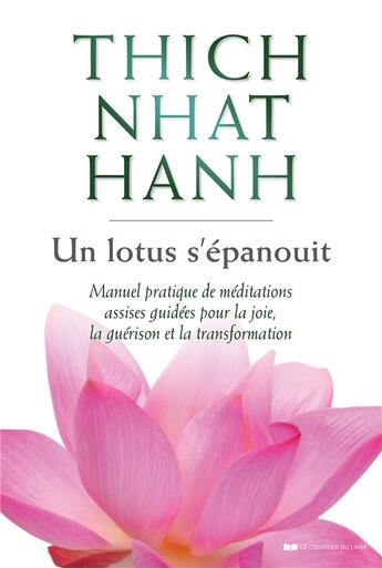 Couverture du livre « Un lotus s'épanouit ; manuel pratique de méditations assises guidées pour la joie, la guérison et la transformation » de Nhat Hanh aux éditions Courrier Du Livre