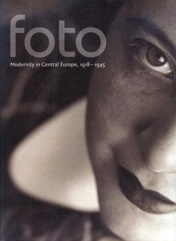 Couverture du livre « Foto ; modernity in central Europe, 1918-1945 » de Matthew S. Witkovsky aux éditions Thames & Hudson