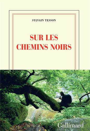 Couverture du livre « Sur les chemins noirs » de Sylvain Tesson aux éditions Gallimard