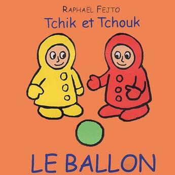 Couverture du livre « Tchik et Tchouk ; le ballon » de Raphael Fejto aux éditions Ecole Des Loisirs